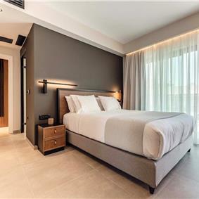 3 bedroom penthouse apartment with pool in Chania town, sleeps 6